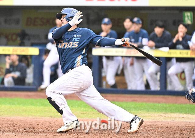 7일 오후 대구광역시 수성구 대구삼성라이온즈파크에서 진행된 '2025 프로야구 KBO리그 포스트시즌' 와일드카드 결정전 1차전 삼성라이온즈와 NC다이노스의 경기.NC 이우성이 4회초 2사 1루서 안타를 치고 있다./마이데일리