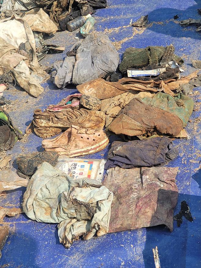 12일 국토교통부와 항공철도사고조사위원회, 전남과학청 과학수사대가 제주항공 참사 여객기 잔해 재조사 현장에서 발견된 유류품이 바닥에 놓여있다. 이날 현장에서는 희생자로 추정되는 유해 24점이 발견됐다. 2026.3.12 [연합=12·29 무안공항 제주항공 여객기 참사 유가족협의회 제공]