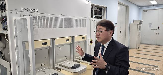 반도체 장비를 설명하고 있는 홍상진 명지대 반도체공학과 교수. 김용재 기자