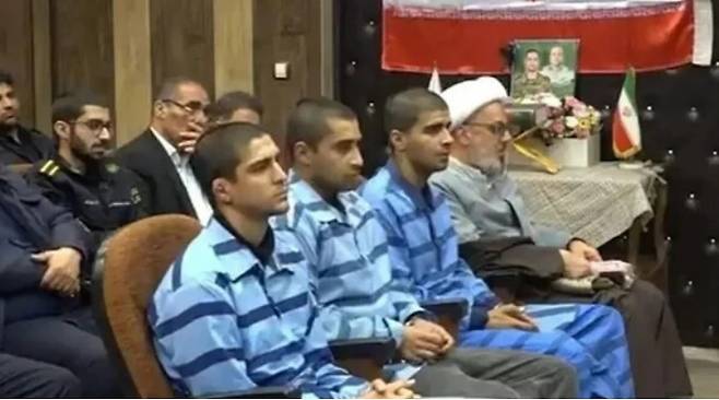 이란 사법 당국은 19일 반정부 시위 중 경찰관을 살해했다며 메흐디 가세미, 살레 모하마디, 사이드 다부디 등 3명에게 사형을 선고하고 공개 교수형으로 이를 집행했다.