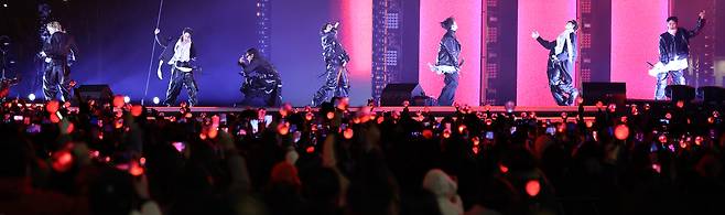 그룹 방탄소년단(BTS)이 21일 서울 광화문 광장에서 정규 5집 ‘아리랑’(ARIRANG) 발매를 기념해 무료 공연 ‘BTS 컴백 라이브: 아리랑’(BTS THE COMEBACK LIVE｜ARIRANG)을 열고 있다. [연합]