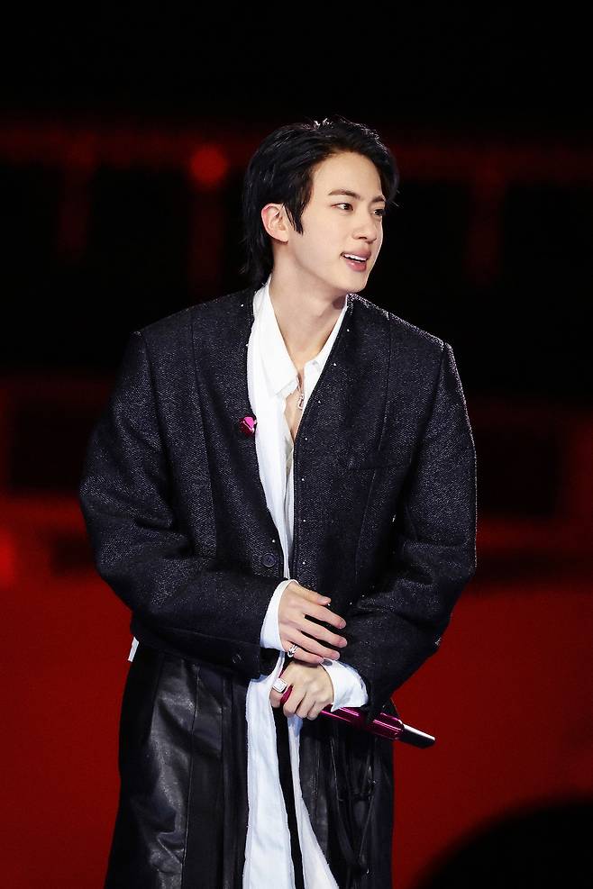 그룹 방탄소년단(BTS)의 진이 21일 서울 광화문 광장에서 정규 5집 ‘아리랑’(ARIRANG) 발매를 기념해 무료 공연 ‘BTS 컴백 라이브: 아리랑’(BTS THE COMEBACK LIVE｜ARIRANG)을 열고 있다. 2026.3.21 [빅히트 뮤직]