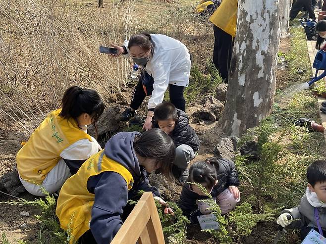 정원 만들기에 아이들도 참여