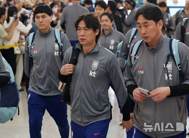 [인천공항=뉴시스] 김진아 기자 = 축구대표팀 홍명보 감독이 2026 국제축구연맹(FIFA) 북중미 월드컵 아시아 3차 예선을 치르기 위해 2일 인천국제공항에서 이라크로 출국하고 있다. 2025.06.02. bluesoda@newsis.com