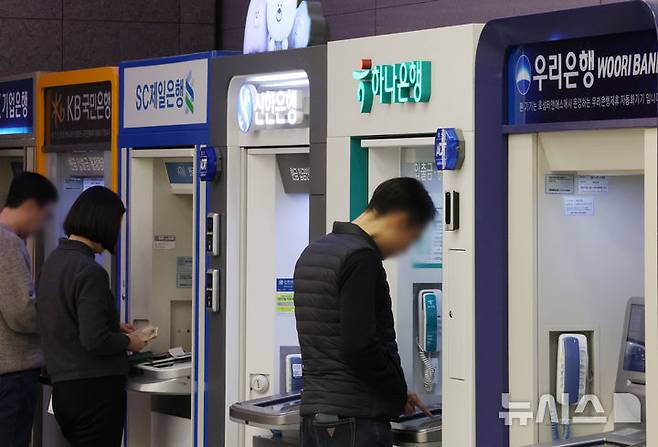 [서울=뉴시스] 조성우 기자 = 12일 서울 시내의 한 건물에서 시민들이 시중은행 ATM기기를 이용하고 있다.KB·신한·하나·우리·NH농협 등 5대 금융그룹은 지난해 당기순이익 20조 4700억 원을 기록하며 사상 처음으로 '20조 원 시대'를 열었다. 이는 전년(18조 8742억 원) 대비 1조 5958억 원(8.45%) 증가한 규모다. 2026.02.12. xconfind@newsis.com