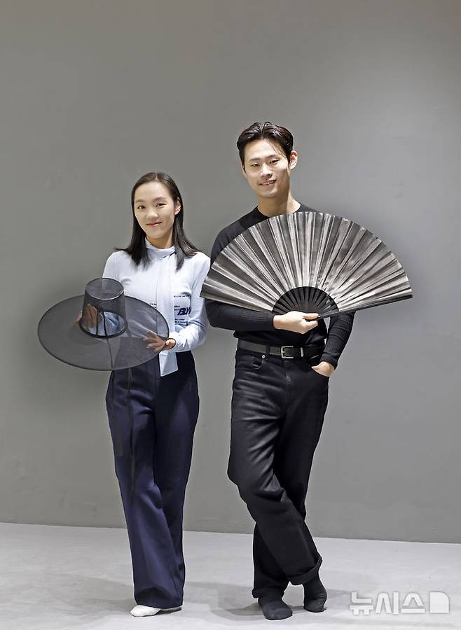 [서울=뉴시스] 김혜진 기자 = 안무가 박소연(왼쪽), 윤별 예술감독이 17일 서울 서초구의 윤별발레컴퍼니 연습실에서 뉴시스와 인터뷰에 앞서 포즈를 취하고 있다. 2026.03.17. jini@newsis.com