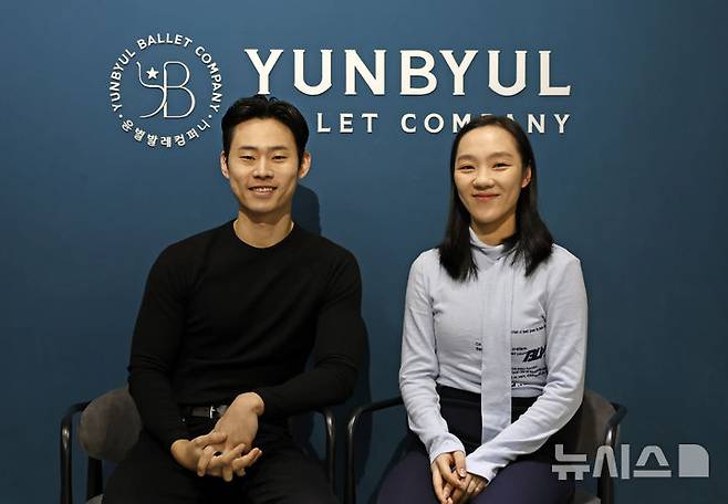 [서울=뉴시스] 김혜진 기자 = 윤별 예술감독(왼쪽), 안무가 박소연이 17일 서울 서초구의 윤별발레컴퍼니 연습실에서 뉴시스와 인터뷰에 앞서 포즈를 취하고 있다. 2026.03.17. jini@newsis.com
