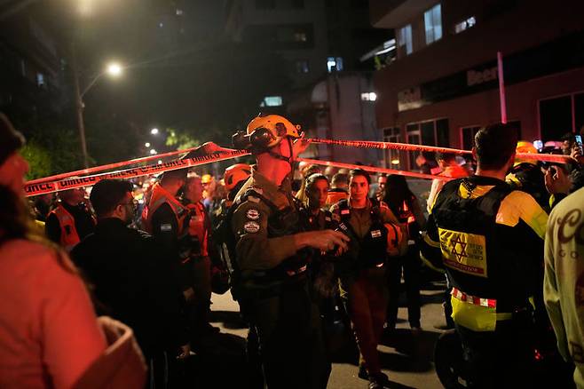 [라마트간=AP/뉴시스] 18일(현지 시간) 이스라엘 라마트간에서 이스라엘 보안군이 이란의 미사일 공격으로 2명이 숨진 현장을 통제한 후 조사하고 있다. 2026.03.22.