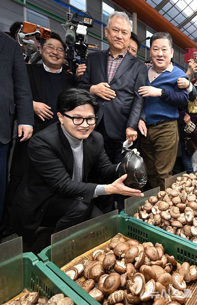 [서울=뉴시스] 정병혁 기자 = 한동훈 전 국민의힘 대표가 22일 서울 동대문구 경동시장을 찾아 시장 상인들과 인사를 나누고 있다. (공동취재) 2026.03.22. photo@newsis.com