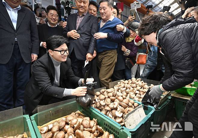 [서울=뉴시스] 정병혁 기자 = 한동훈 전 국민의힘 대표가 22일 서울 동대문구 경동시장을 찾아 시장 상인들과 인사를 나누고 있다. (공동취재) 2026.03.22. photo@newsis.com