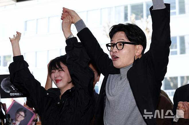 [서울=뉴시스] 정병혁 기자 = 한동훈 전 국민의힘 대표가 22일 오후 서울 동대문구 경동시장을 방문해 배현진 국민의힘 의원과 함께 지지자들에게 인사하고 있다.(공동취재) 2026.03.22. photo@newsis.com