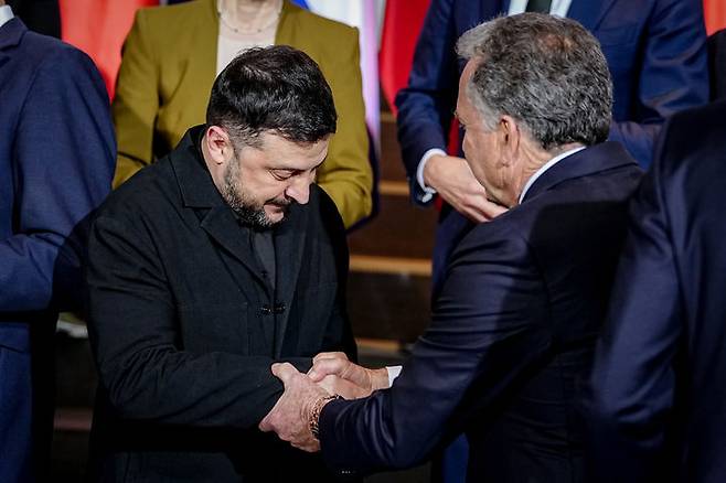 [베를린=AP/뉴시스] 볼로디미르 젤렌스키(왼쪽) 우크라이나 대통령이 15일(현지 시간) 독일 베를린의 연방 총리실에서 열린 우크라이나 정상회의에 앞서 각국 정상들과 단체 사진을 찍으면서 스티브 위트코프 미국 특사와 악수하고 있다. 2026.03.22.