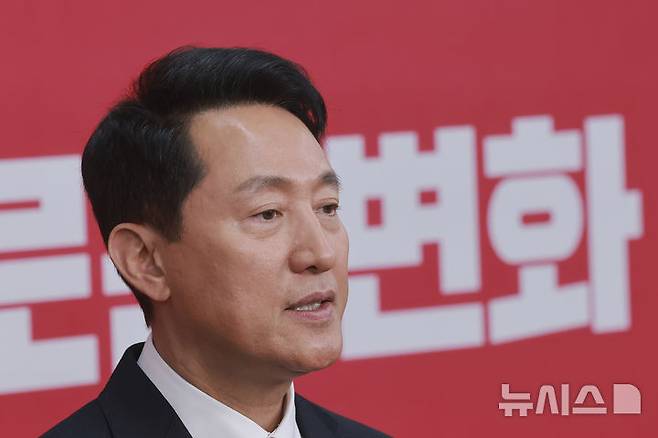 [서울=뉴시스] 김근수 기자 = 오세훈 서울시장이 22일 서울 영등포구 여의도 국민의힘 중앙당사에서 열린 광역단체장 후보 면접을 마치고 백브리핑을 하고 있다. (공동취재) 2026.03.22. photo@newsis.com
