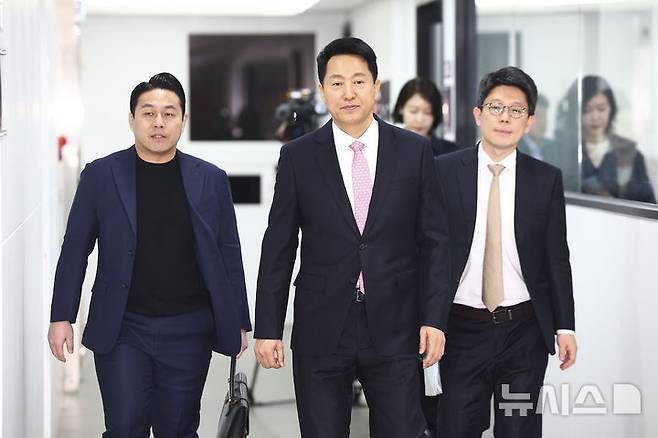 [서울=뉴시스] 김근수 기자 = 오세훈 서울시장이 22일 서울 여의도 국민의힘 중앙당사애서 열린 서울시장 공천 추가 후보자 면접심사에 참석하기 위해 대기실로 이동하고 있다. 2026.03.22. ks@newsis.com
