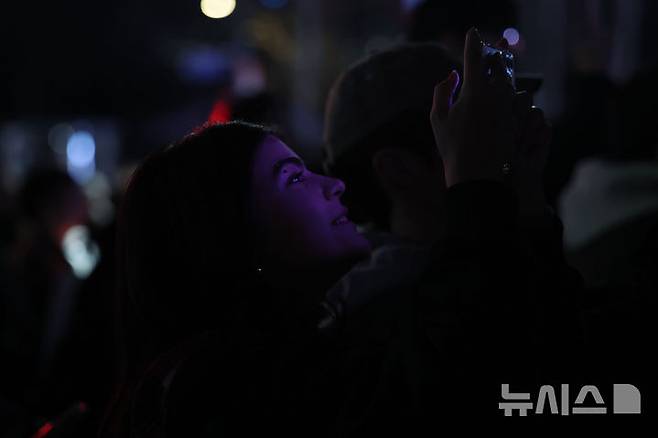 [서울=뉴시스] 권창회 기자 = 방탄소년단(BTS) 팬들이 21일 서울 종로구 광화문광장에서 열린 'BTS 컴백 라이브: 아리랑(ARIRANG)' 공연을 즐기고 있다. 2026.03.21. kch0523@newsis.com