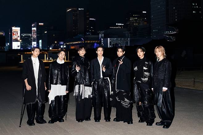 21일 저녁 서울 광화문 광장에서 정규 5집 컴백 기념 라이브 공연을 연 그룹 방탄소년단. 방탄소년단 공식 트위터