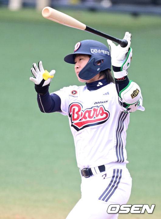 [OSEN=이천, 최규한 기자] 15일 경기도 이천 두산베어스파크에서 ‘2026 신한 SOL KBO리그’ 시범경기 두산 베어스와 삼성 라이온즈의 경기가 열렸다.홈팀 두산은 최승용, 방문팀 삼성은 임기영을 선발로 내세웠다.4회말 2사 1, 2루 상황 두산 박찬호가 달아나는 좌월 스리런포를 날리고 있다. 2026.03.15 / dreamer@osen.co.kr