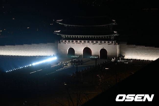 [OSEN=민경훈 기자] 그룹 방탄소년단(BTS)이 21일 서울 광화문 광장에서 무료 복귀 공연&nbsp;'BTS&nbsp;컴백 라이브: 아리랑'(BTS&nbsp;THE&nbsp;COMEBACK&nbsp;LIVE&nbsp;|&nbsp;ARIRANG)을 펼쳐졌다. 방탄소년단은 전날 3년 9개월 만의 새 앨범인 정규 5집 ‘아리랑’을 발표했다. 타이틀곡 ‘스윔’은 멜론 ‘톱 100’ 차트 1위에 올랐고, 실물 음반도 발매 당일 약 400만장이 팔렸다.  BTS의 RM, 진, 슈가, 제이홉, 지민, 뷔, 정국이 공연을 펼치고 있다. 2026.03.21 / rumi@osen.co.kr