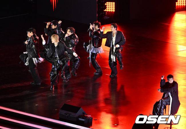 [OSEN=민경훈 기자] 그룹 방탄소년단(BTS)이 21일 서울 광화문 광장에서 무료 복귀 공연&nbsp;'BTS&nbsp;컴백 라이브: 아리랑'(BTS&nbsp;THE&nbsp;COMEBACK&nbsp;LIVE&nbsp;|&nbsp;ARIRANG)을 펼쳐졌다. 방탄소년단은 전날 3년 9개월 만의 새 앨범인 정규 5집 ‘아리랑’을 발표했다. 타이틀곡 ‘스윔’은 멜론 ‘톱 100’ 차트 1위에 올랐고, 실물 음반도 발매 당일 약 400만장이 팔렸다.  BTS의 RM, 진, 슈가, 제이홉, 지민, 뷔, 정국이 공연을 펼치고 있다. 2026.03.21 / rumi@osen.co.kr