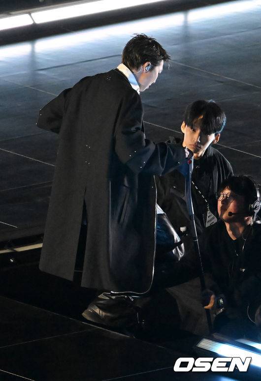 [OSEN=민경훈 기자] 그룹 방탄소년단(BTS)이 21일 서울 광화문 광장에서 무료 복귀 공연&nbsp;'BTS&nbsp;컴백 라이브: 아리랑'(BTS&nbsp;THE&nbsp;COMEBACK&nbsp;LIVE&nbsp;|&nbsp;ARIRANG)을 펼쳐졌다. 방탄소년단은 전날 3년 9개월 만의 새 앨범인 정규 5집 ‘아리랑’을 발표했다. 타이틀곡 ‘스윔’은 멜론 ‘톱 100’ 차트 1위에 올랐고, 실물 음반도 발매 당일 약 400만장이 팔렸다.  BTS의 RM이 공연 중 목발을 짚고 이동하고 있다. 2026.03.21 / rumi@osen.co.kr