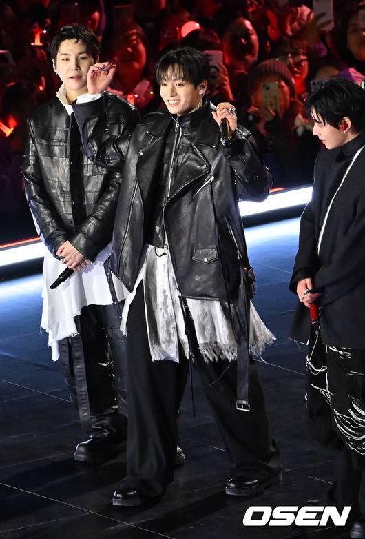 [OSEN=민경훈 기자] 그룹 방탄소년단(BTS)이 21일 서울 광화문 광장에서 무료 복귀 공연&nbsp;'BTS&nbsp;컴백 라이브: 아리랑'(BTS&nbsp;THE&nbsp;COMEBACK&nbsp;LIVE&nbsp;|&nbsp;ARIRANG)을 펼쳐졌다. 방탄소년단은 전날 3년 9개월 만의 새 앨범인 정규 5집 ‘아리랑’을 발표했다. 타이틀곡 ‘스윔’은 멜론 ‘톱 100’ 차트 1위에 올랐고, 실물 음반도 발매 당일 약 400만장이 팔렸다.  BTS의 정국이 인사를 하고 있다. 2026.03.21 / rumi@osen.co.kr