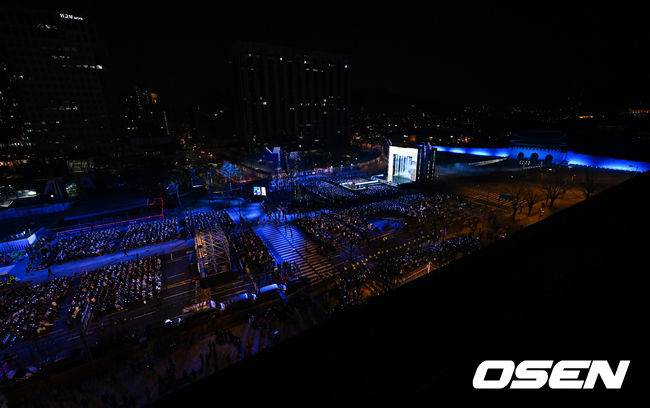 [OSEN=민경훈 기자] 그룹 방탄소년단(BTS)이 21일 서울 광화문 광장에서 무료 복귀 공연&nbsp;'BTS&nbsp;컴백 라이브: 아리랑'(BTS&nbsp;THE&nbsp;COMEBACK&nbsp;LIVE&nbsp;|&nbsp;ARIRANG)을 펼쳐졌다. 방탄소년단은 전날 3년 9개월 만의 새 앨범인 정규 5집 ‘아리랑’을 발표했다. 타이틀곡 ‘스윔’은 멜론 ‘톱 100’ 차트 1위에 올랐고, 실물 음반도 발매 당일 약 400만장이 팔렸다.  BTS의 RM, 진, 슈가, 제이홉, 지민, 뷔, 정국이 공연을 펼치고 있다. 2026.03.21 / rumi@osen.co.kr