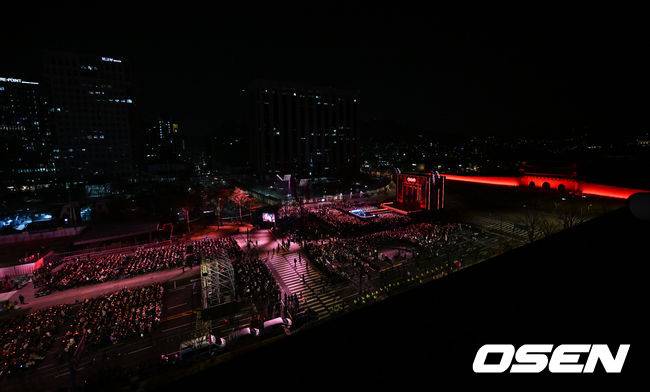 [OSEN=민경훈 기자] 그룹 방탄소년단(BTS)이 21일 서울 광화문 광장에서 무료 복귀 공연&nbsp;'BTS&nbsp;컴백 라이브: 아리랑'(BTS&nbsp;THE&nbsp;COMEBACK&nbsp;LIVE&nbsp;|&nbsp;ARIRANG)을 펼쳐졌다. 방탄소년단은 전날 3년 9개월 만의 새 앨범인 정규 5집 ‘아리랑’을 발표했다. 타이틀곡 ‘스윔’은 멜론 ‘톱 100’ 차트 1위에 올랐고, 실물 음반도 발매 당일 약 400만장이 팔렸다.  BTS의 RM, 진, 슈가, 제이홉, 지민, 뷔, 정국이 공연을 펼치고 있다. 2026.03.21 / rumi@osen.co.kr