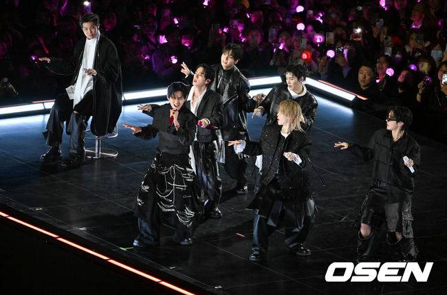 [OSEN=민경훈 기자] 그룹 방탄소년단(BTS)이 21일 서울 광화문 광장에서 무료 복귀 공연&nbsp;'BTS&nbsp;컴백 라이브: 아리랑'(BTS&nbsp;THE&nbsp;COMEBACK&nbsp;LIVE&nbsp;|&nbsp;ARIRANG)을 펼쳐졌다. 방탄소년단은 전날 3년 9개월 만의 새 앨범인 정규 5집 ‘아리랑’을 발표했다. 타이틀곡 ‘스윔’은 멜론 ‘톱 100’ 차트 1위에 올랐고, 실물 음반도 발매 당일 약 400만장이 팔렸다.  BTS의 RM, 진, 슈가, 제이홉, 지민, 뷔, 정국이 공연을 펼치고 있다. 2026.03.21 / rumi@osen.co.kr