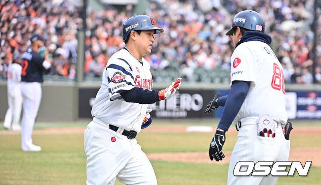 [OSEN=부산, 이석우 기자] 22일 부산 사직야구장에서 2026 신한 SOL KBO 리그 롯데 자이언츠와 한화 이글스의 시범경기가 열렸다. 홈팀 롯데는 비슬리가, 방문팀 한화는 에르난데스가 선발 출전했다.롯데 자이언츠 유강남이 3회말 2사 1,2루 좌월 3점 홈런을 치고 하이파이브를 하고 있다. 2026.03.22 / foto0307@osen.co.kr