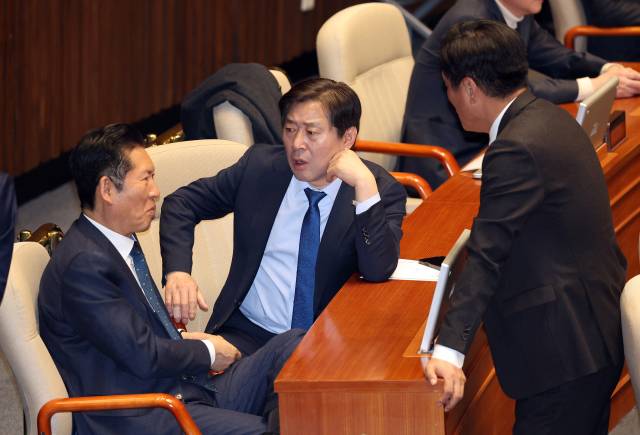 ▲더불어민주당 정청래 대표(왼쪽)가 21일 국회 본회의장에서 황명선 최고위원(가운데), 조승래 사무총장과 얘기를 나누고 있다. ⓒ연합뉴스