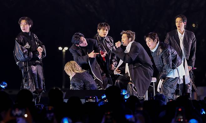 그룹 방탄소년단(BTS)이 21일 서울 광화문 광장에서 정규 5집 '아리랑'(ARIRANG) 발매를 기념해 무료 공연 'BTS 컴백 라이브: 아리랑'(BTS THE COMEBACK LIVE｜ARIRANG)을 열고 있다. 연합뉴스