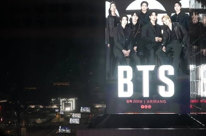 방탄소년단(BTS)이 21일 서울 종로구 광화문광장에서 컴백을 기념해 ‘BTS 컴백 라이브 : 아리랑’ 공연을 선보이고 있다. AP 뉴시스