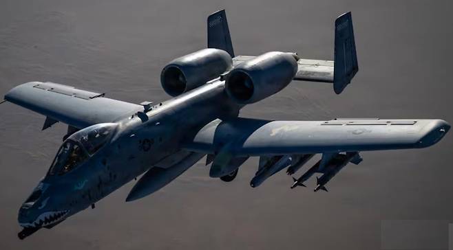 미 공군 A-10 공격기의 비행 모습. 1991년 걸프 전쟁 당시 이라크군 탱크를 1000대 가까이 파괴해 ‘탱크 킬러’라는 별명을 얻었다. 미 공군 제공