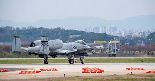 공군 오산 기지 활주로에 있는 A-10 공격기. 주한미군은 2024년 11월 낡은 기종인 A-10의 순차적인 퇴역 계획을 발표했다. 미 국방부 제공