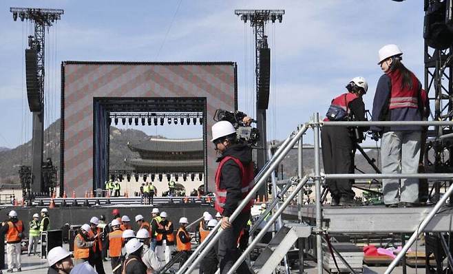 그룹 방탄소년단(BTS)의 컴백 공연을 이틀 앞둔 지난 19일 서울 종로구 광화문광장에서 관계자들이 무대설치 작업을 하고 있다. 뉴시스