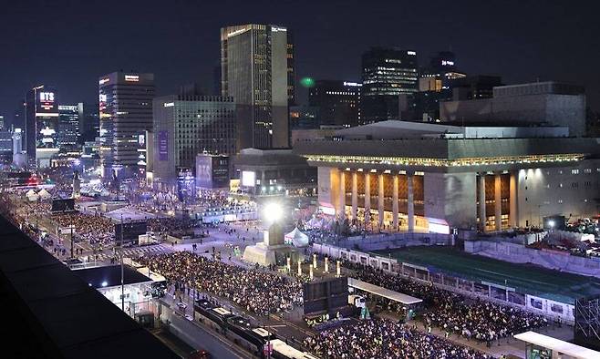 방탄소년단(BTS)이 지난 21일 서울 광화문광장에서 정규 5집&nbsp;‘아리랑(ARIRANG)’ 앨범 발매를 기념해 컴백 무대를 진행한 가운데, 팬들이 공연을 기다리고 있다. 사진공동취재단