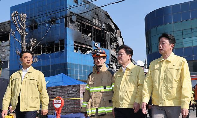 이재명 대통령이 지난 21일 대전 대덕구 안전공업 건물의 대형 화재 현장을 찾아 피해 상황을 점검하고 있다. 공동취재사진