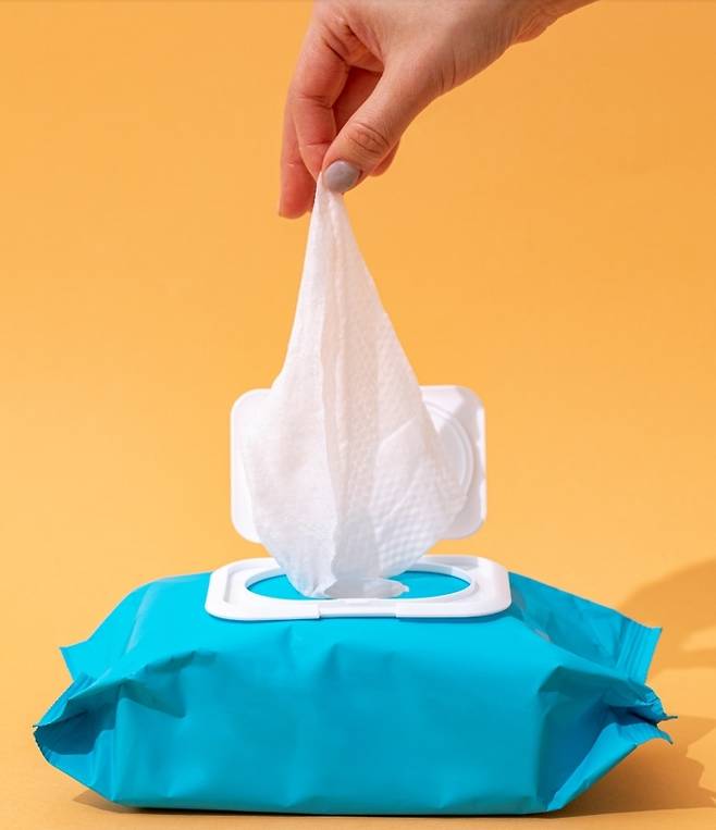 물티슈를 꺼내는 모습. 사용 중 입구에 손이 닿으면 세균이 묻을 수 있다. 사진=클립아트코리아