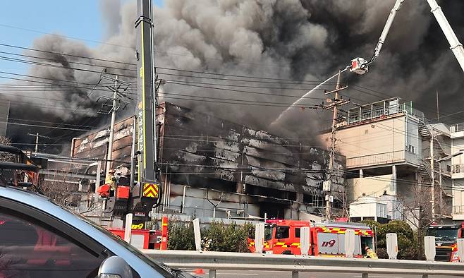 대전 자동차부품 제조공장 화재…국가소방동원령 발령 (대전=연합뉴스) 20일 오후 1시 17분께 대전 대덕구 문평동 한 자동차부품 제조 공장에서 불이 났다. 소방 당국은 신고 접수 9분 만에 대응 1단계, 14분 만에 대응 2단계를 발령한 데 이어 다수의 인명피해가 발생할 것을 우려해 오후 1시 53분을 기해 국가소방동원령을 발령했다. 오후 3시 기준 40여명이 다친 것으로 전해졌다. 2026.3.20 [독자 제공. 재판매 및 DB 금지] swan@yna.co.kr/2026-03-20 15:13:37/ <저작권자 ⓒ 1980-2026 ㈜연합뉴스. 무단 전재 재배포 금지, AI 학습 및 활용 금지>