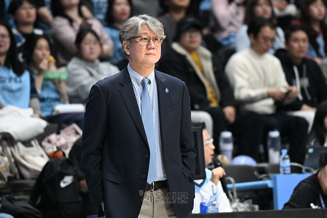 손창환 고양 소노 감독이 21일 경기 고양 소노 아레나에서 열린 2025~26 LG전자 프로농구 울산 현대모비스와의 홈 경기에서 경기를 지켜보고 있다. 2026.3.21 KBL 제공