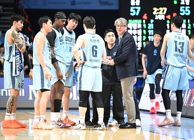 선수들에게 작전 지시하는 손창환 감독. 2026.3.21 KBL 제공