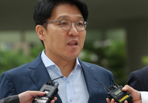 ‘공천개입 의혹’ 당사자인 김상민 전 검사가 지난해 9월 9일 종로구에 마련된 김건희특검 사무실에 출석하고 있다. 연합뉴스