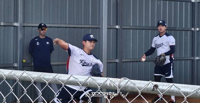 노경은이 1월초 대표팀 캠프에서 불펜피칭을 하고 있다. 심진용 기자