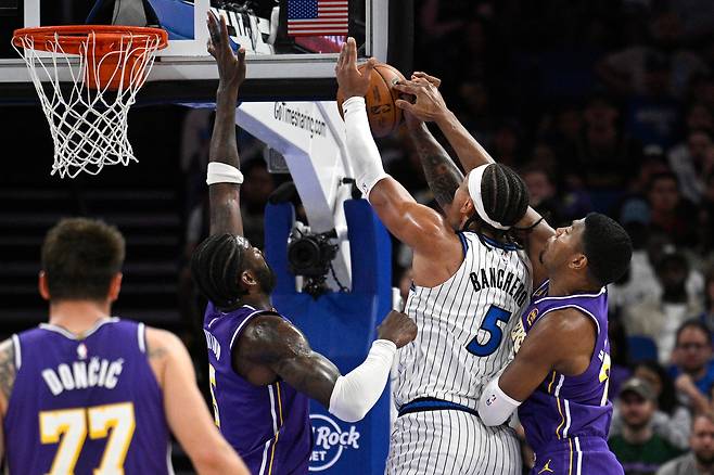 파올로 반케로를 막는 LA 레이커스 선수들. 올랜도 | AP연합뉴스