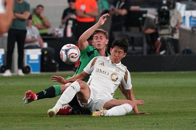 손흥민이 22일 미국 텍사스주 오스틴의 Q2 스타디움에서 열린 오스틴과 2026 미국 메이저리그사커 5라운드 경기에서 상대 태클에 넘어지고 있다.  오스틴 | Imagn Images연합뉴스