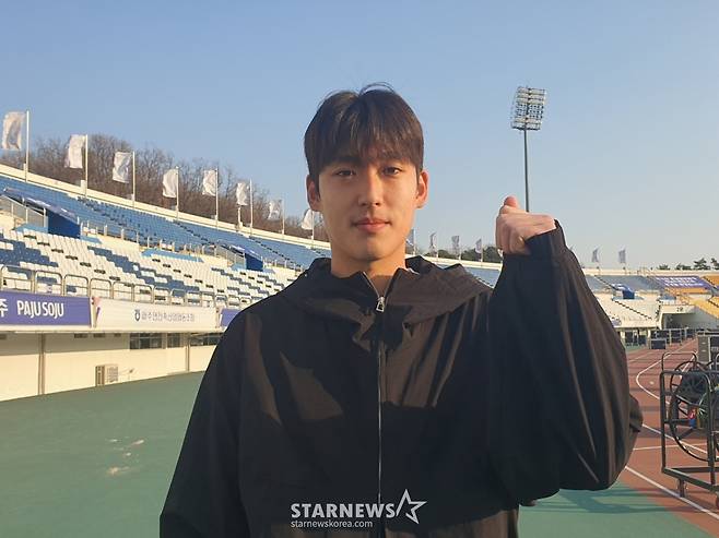 파주FC 골키퍼 김민승이 지난 21일 파주스타디움에서 열린 전남 드래곤즈와의 '하나은행 K리그2 2026' 4라운드 홈 경기 승리 후 포즈를 취하고 있다. /사진=박재호 기자