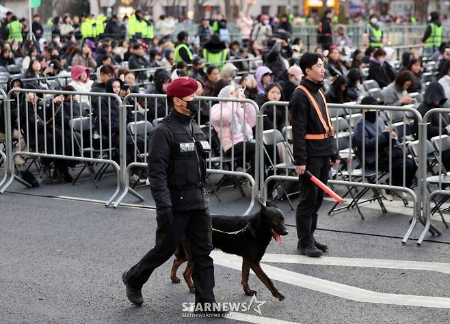 (서울=뉴스1) 김진환 기자 = 방탄소년단(BTS) 컴백 공연일인 21일 오후 서울 종로구 광화문광장에서 경찰특공대 대원이 폭발물 탐지견을 동원해 위험물을 수색하고 있다. 2026.3.21/뉴스1  Copyright (C) 뉴스1. All rights reserved. 무단 전재 및 재배포,  AI학습 이용 금지. /사진=(서울=뉴스1) 김진환 기자