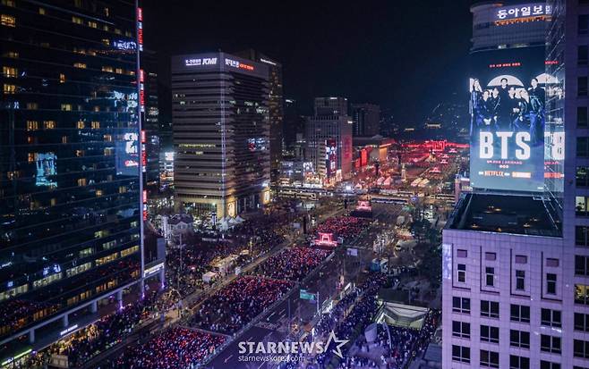 3년 9개월 만에 완전체로 복귀하는 방탄소년단(BTS)의 'BTS 컴백 라이브: ARIRANG' 공연이 21일 서울 광화문광장 일대에서 펼쳐지고 있다. 이번 공연은 세계 190개국에 생중계된다. 2026.03.21 사진공동취재단 /사진=이기범
