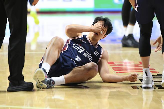 허훈이 코뼈를 부여잡고 고통스러워하고 있다. /사진=KBL제공