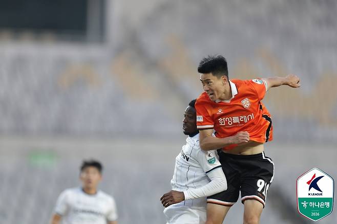 화성FC 이종성(오른쪽)이 헤더를 시도하고 있다. /사진=한국프로축구연맹 제공